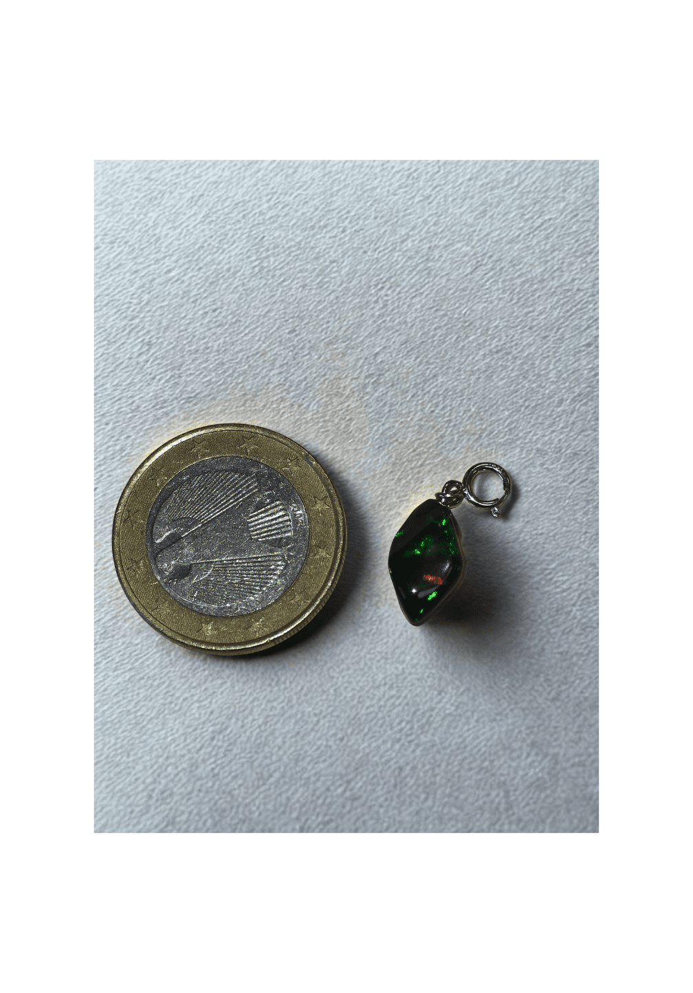pendentif opale noire brute — monture argentée pendentif opale noire brute — monture argentée