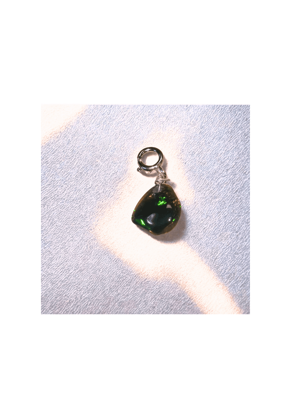 pendentif opale noire brute — monture argentée pendentif opale noire brute — monture argentée