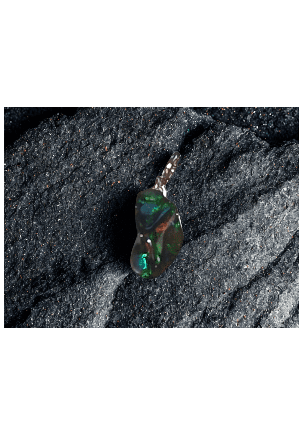 pendentif opale noire brute — monture argentée pendentif opale noire brute — monture argentée
