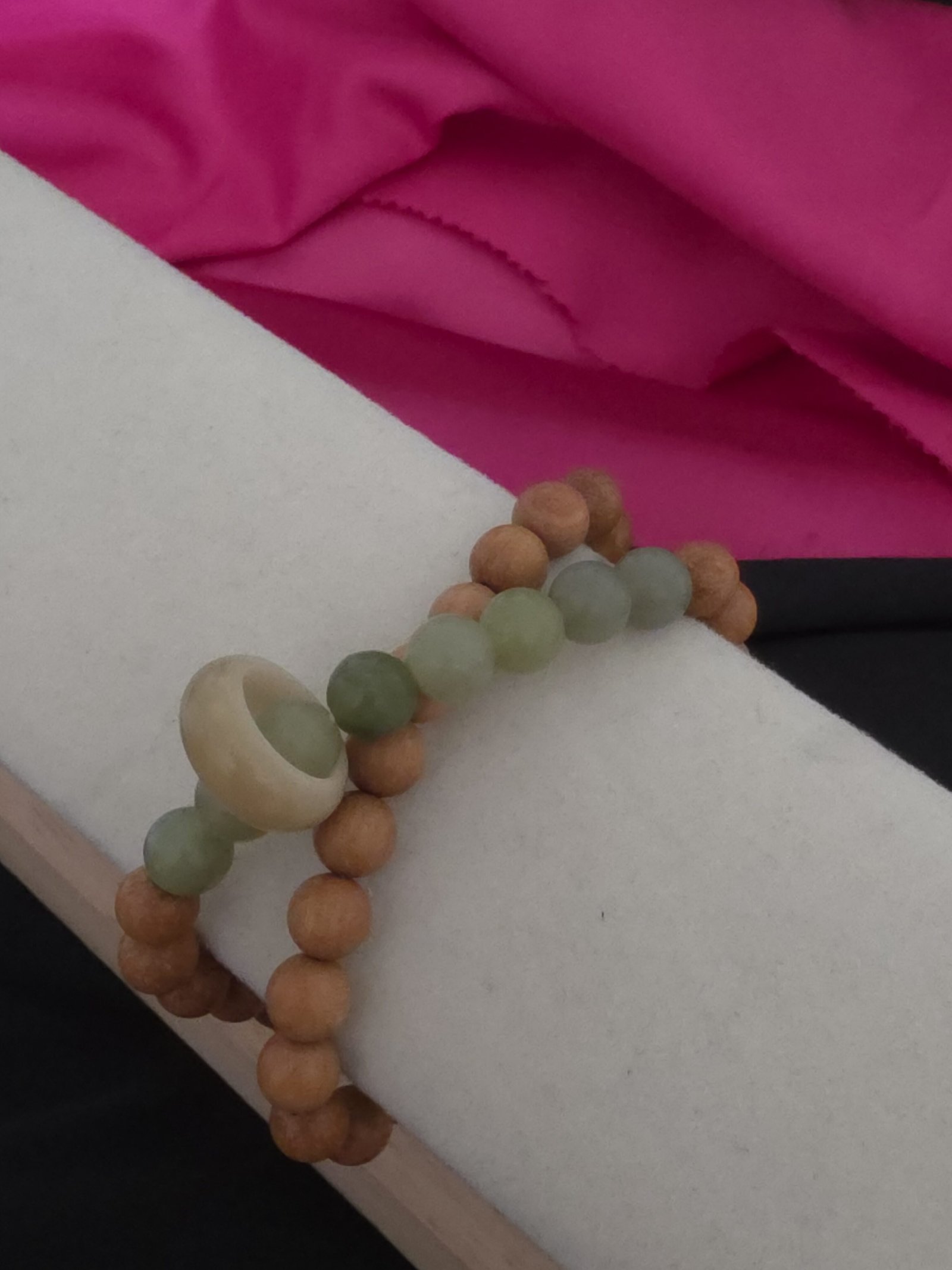 bracelet en bois avec renard à 9 queues bracelet en bois avec renard à 9 queues