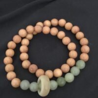 bracelet en bois avec renard à 9 queues